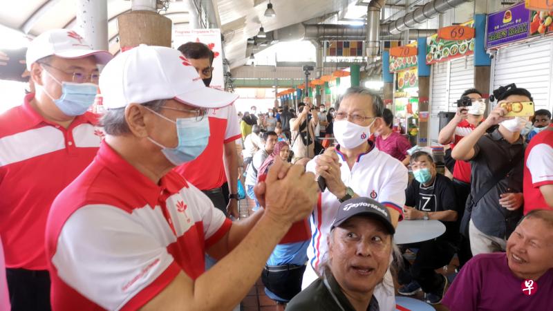 陈清木(左二)此前向行动党下战帖,邀请贸工部长陈振声和卫生部长颜金勇就“如何带领国家走出冠病困境”与自己和民主党主席淡马亚教授进行直播辩论。(档案照) 陈清木(左二)此前向行动党下战帖,邀请贸工部长陈振声和卫生部长颜金勇就“如何带领国家走出冠病困境”与自己和民主党主席淡马亚教授进行直播辩论。(档案照)