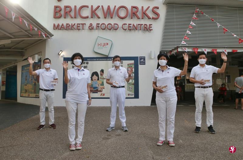 本届大选代表人民行动党捍卫丹戎巴葛区议席的蔡瑞隆(左起)、祖安清心、贸工部长陈振声、总理公署部长兼财政部及教育部第二部长英兰妮和陈圣辉,希望未来五年能继续与居民并肩作战,共创更美好的家园。(档案照片) 本届大选代表人民行动党捍卫丹戎巴葛区议席的蔡瑞隆(左起)、祖安清心、贸工部长陈振声、总理公署部长兼财政部及教育部第二部长英兰妮和陈圣辉,希望未来五年能继续与居民并肩作战,共创更美好的家园。(档案照片)