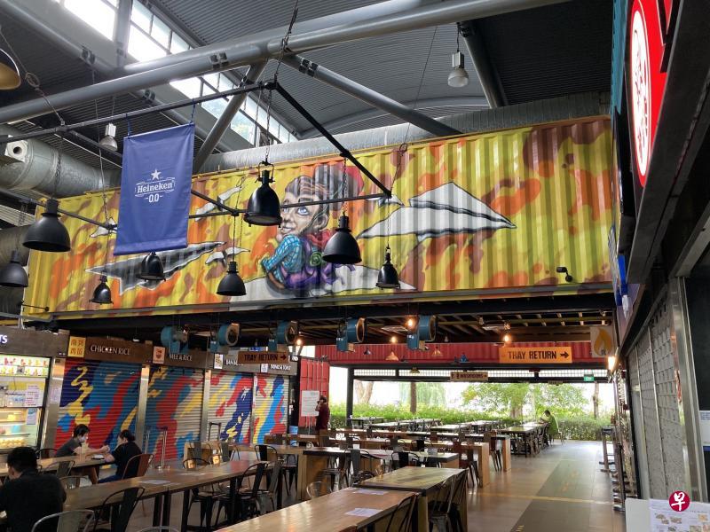 Timbre+熟食中心将集装箱融入其建筑结构,漆上涂鸦式的画作,注入活力。 Timbre+熟食中心将集装箱融入其建筑结构,漆上涂鸦式的画作,注入活力。