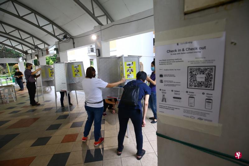 选举官员昨早在杜佛弯一座组屋底层展开筹备工作,让这届265万多个选民,能够顺利到遍布全国各处1100个投票站投下神圣的一票。(何家俊摄) 选举官员昨早在杜佛弯一座组屋底层展开筹备工作,让这届265万多个选民,能够顺利到遍布全国各处1100个投票站投下神圣的一票。(何家俊摄)