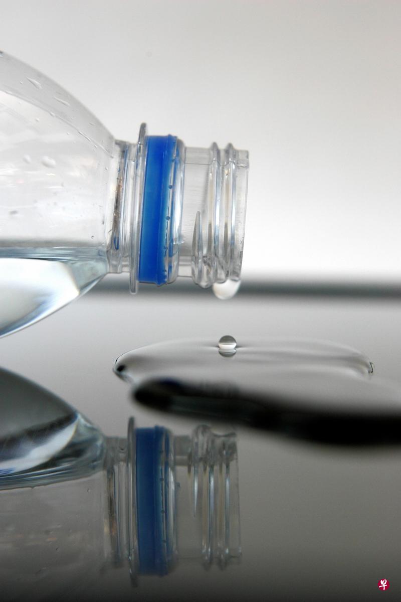 常喝放在车内的塑料瓶装水会致癌?(档案照) 常喝放在车内的塑料瓶装水会致癌?(档案照)