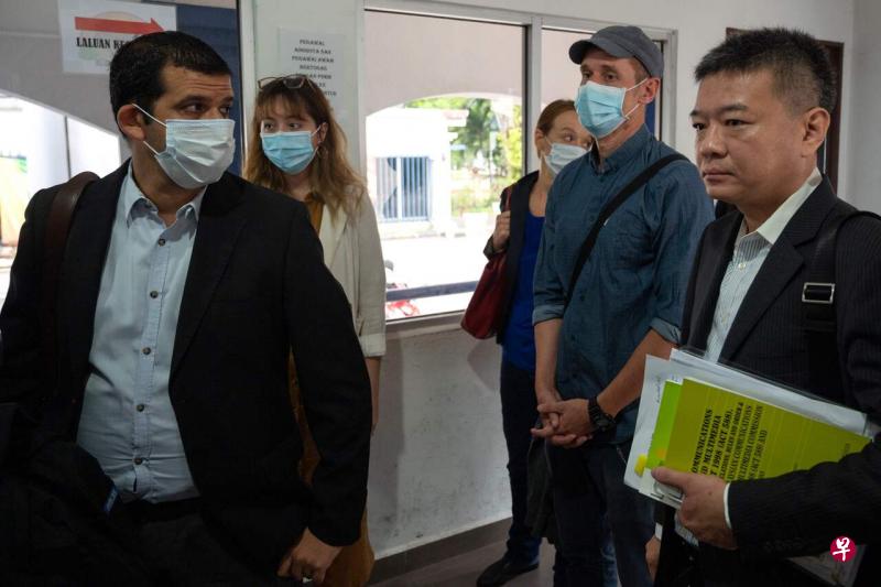 半岛电视台包括编采部门的职员,周五(7月10日)前往马来西亚全国警察总部协助调查。(法新社) 半岛电视台包括编采部门的职员,周五(7月10日)前往马来西亚全国警察总部协助调查。(法新社)