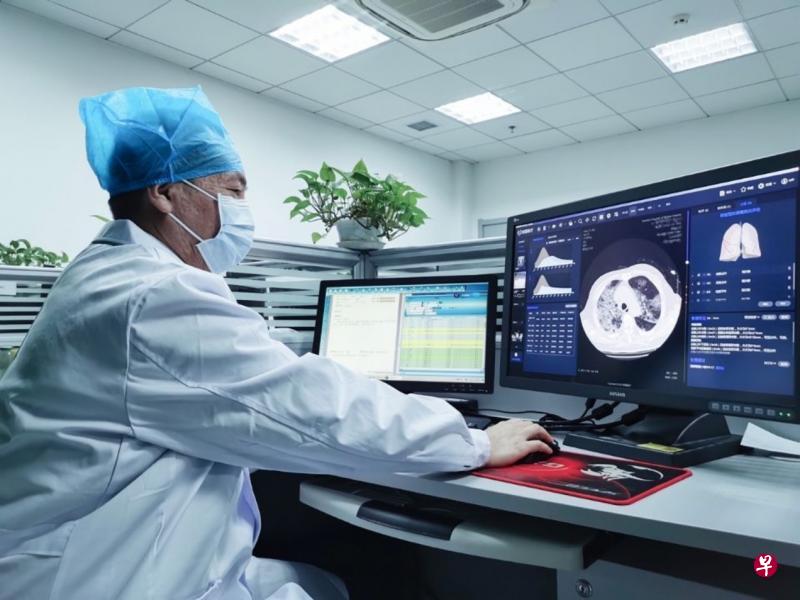 冠病疫情初期,互联网巨头BAT与一批初创科技公司迅速推出CT影像人工智能辅助诊疗系统,辅助医生完成海量肺部阅片工作。图为武汉大学人民医院放射科医生用CT人工智能辅助诊疗系统做诊断。(依图科技提供) 冠病疫情初期,互联网巨头BAT与一批初创科技公司迅速推出CT影像人工智能辅助诊疗系统,辅助医生完成海量肺部阅片工作。图为武汉大学人民医院放射科医生用CT人工智能辅助诊疗系统做诊断。(依图科技提供)