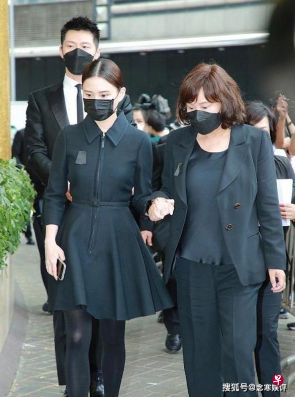 何超莲牵着妈妈陈婉珍的手现身,紧跟其后的是她的演员男友窦骁。(互联网) 何超莲牵着妈妈陈婉珍的手现身,紧跟其后的是她的演员男友窦骁。(互联网)