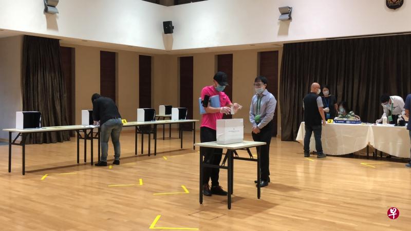 选民昨早在新加坡驻华大使馆投下神圣一票,此次共有200人注册在北京投票。(杨丹旭摄) 选民昨早在新加坡驻华大使馆投下神圣一票,此次共有200人注册在北京投票。(杨丹旭摄)