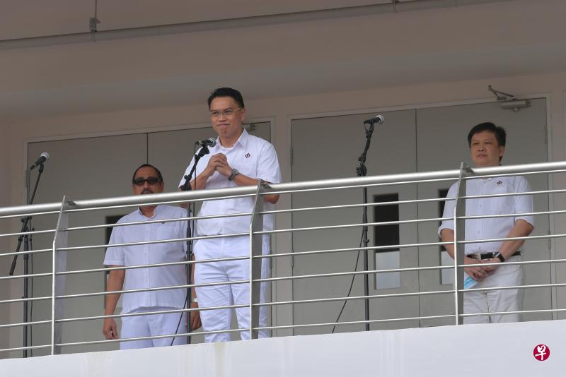 郑德源(右)以61.98%的得票率,击败新加坡前进党候选人林志鸿,以及无党籍人士张炳华。(档案照片) 郑德源(右)以61.98%的得票率,击败新加坡前进党候选人林志鸿,以及无党籍人士张炳华。(档案照片)