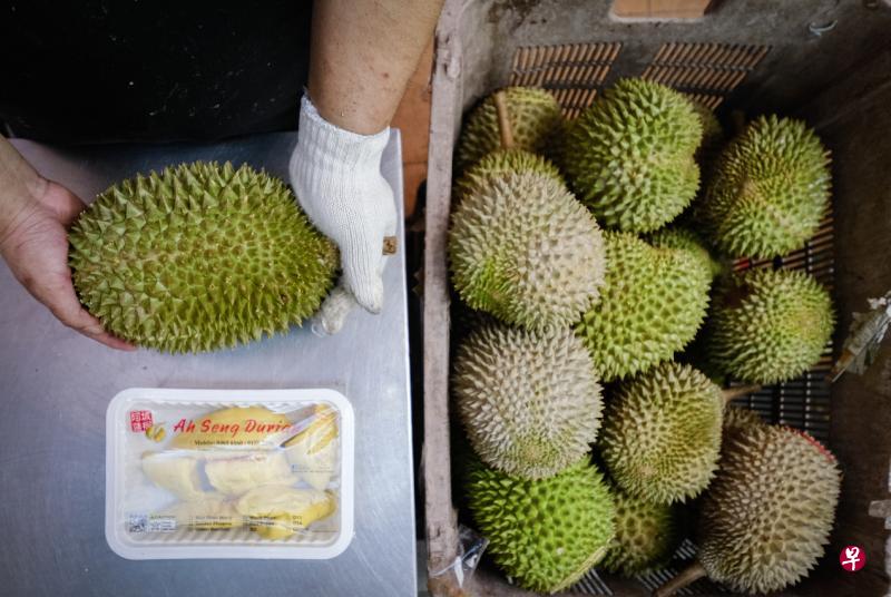 食客最关注榴梿外卖如何保鲜。(林泽锐摄) 食客最关注榴梿外卖如何保鲜。(林泽锐摄)