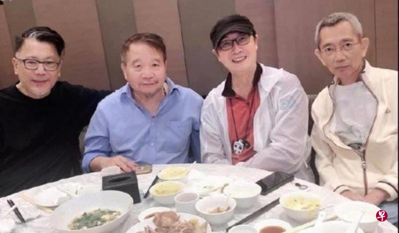 邓衍成(右起)上个月还跟刘松仁、导演李惠民、查传谊吃饭合照。(互联网)←邓衍成堪称香港罪案题材电影第一导。(互联网) 邓衍成(右起)上个月还跟刘松仁、导演李惠民、查传谊吃饭合照。(互联网)←邓衍成堪称香港罪案题材电影第一导。(互联网)