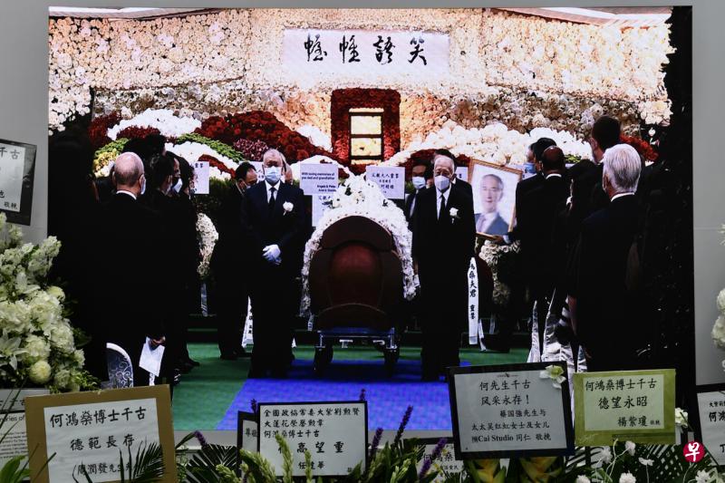 家人为何鸿燊举行大殓出殡仪式，两位中国全国政协副主席、香港和澳门首任特首董建华（中间右侧）和何厚铧（中间左侧），昨天为何鸿燊棺木扶灵。（中新社）