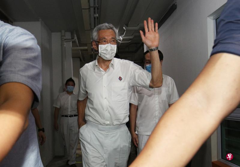 行动党赢得83席身为人民行动党秘书长的李显龙总理,再次以逾七成得票率成功捍卫宏茂桥集选区,他在前往行动党德义支部途中,挥手向支持者示意。(李健玮摄) 行动党赢得83席身为人民行动党秘书长的李显龙总理,再次以逾七成得票率成功捍卫宏茂桥集选区,他在前往行动党德义支部途中,挥手向支持者示意。(李健玮摄)