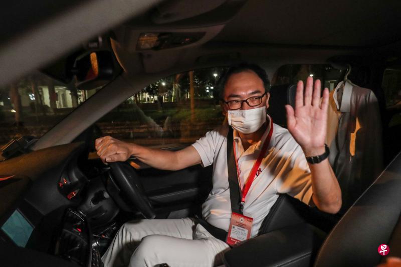 人民行动党武吉班让候选人连荣华,昨晚约10时到正华小学计票中心,前后待了两个多小时。这次票数与民主党候选人淡马亚医生相当接近,他说是在预料之中。(陈斌勤摄) 人民行动党武吉班让候选人连荣华,昨晚约10时到正华小学计票中心,前后待了两个多小时。这次票数与民主党候选人淡马亚医生相当接近,他说是在预料之中。(陈斌勤摄)