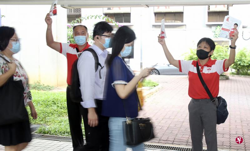 2020年大选竞选期间,丰加北单选区新加坡前进党候选人袁麒钧(右一)走访选区,分发竞选传单。(档案照) 2020年大选竞选期间,丰加北单选区新加坡前进党候选人袁麒钧(右一)走访选区,分发竞选传单。(档案照)