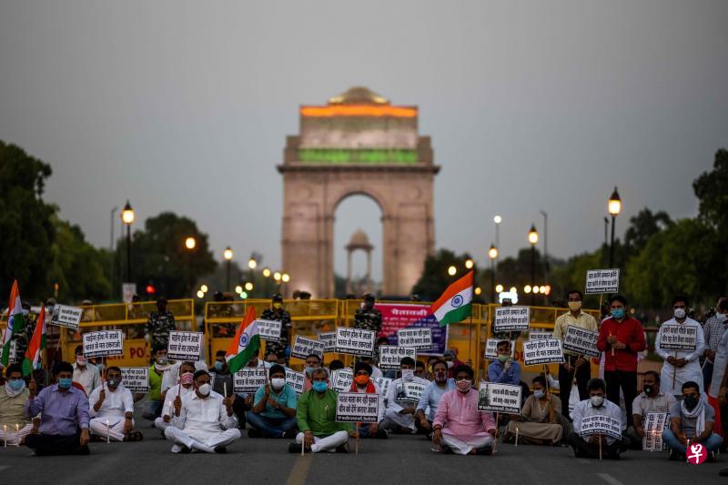 印度和中国士兵6月15日在印度北部拉达克的加尔万河谷发生流血冲突,导致印度20名士兵丧生。图为民众同月17日在新德里的城市地标印度门前参加反华示威。(法新社) 印度和中国士兵6月15日在印度北部拉达克的加尔万河谷发生流血冲突,导致印度20名士兵丧生。图为民众同月17日在新德里的城市地标印度门前参加反华示威。(法新社)