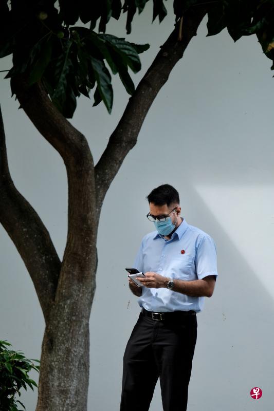 率领工人党在本届大选夺下两个集选区和一个单选区的党秘书长毕丹星，将被执政党指定为国会反对党领袖。图为前天毕丹星在友诺士投票站排队等待投票。（龙国雄摄）