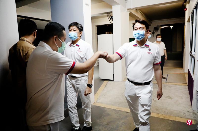 由总理公署部长黄志明（左三）领军出征盛港集选区的行动党团队，候选人包括自2006年就负责管理盛港西基层事务的蓝彬明医生（右一）、从三巴旺集选区转战盛港的安宁·阿敏（左二），以及没在图中的新人黎鸿业，但四人最终不敌工人党而输掉这一区。（档案照片）