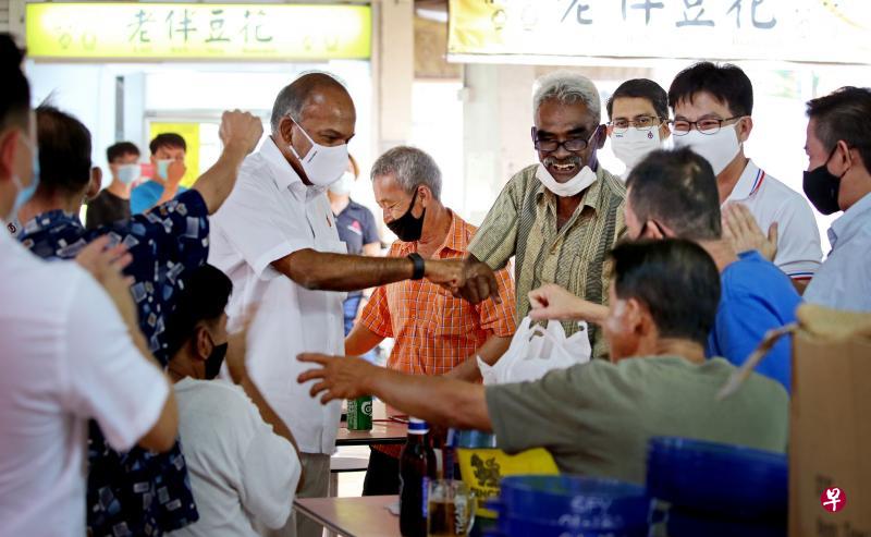 内政部长兼律政部长尚穆根率领的行动党团队昨天傍晚到义顺集选区五个分区的热门地点谢票,在第一站忠邦城就受到选民欢迎,民众一度自发鼓掌祝贺。(严宣融摄) 内政部长兼律政部长尚穆根率领的行动党团队昨天傍晚到义顺集选区五个分区的热门地点谢票,在第一站忠邦城就受到选民欢迎,民众一度自发鼓掌祝贺。(严宣融摄)