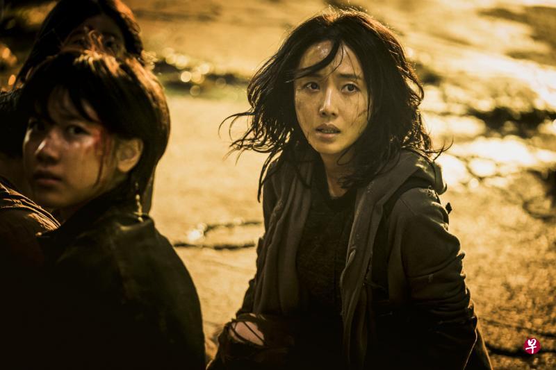 李贞贤(右)在《尸杀列车2》是战斗力强的单亲妈妈。 李贞贤(右)在《尸杀列车2》是战斗力强的单亲妈妈。