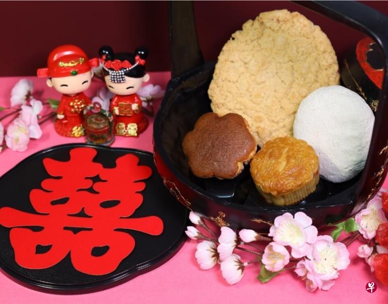 台山人嫁女儿时的传统喜饼:梅花蛋糕(左下,顺时钟)、合桃酥、椰山和锦玉。(受访者提供) 台山人嫁女儿时的传统喜饼:梅花蛋糕(左下,顺时钟)、合桃酥、椰山和锦玉。(受访者提供)