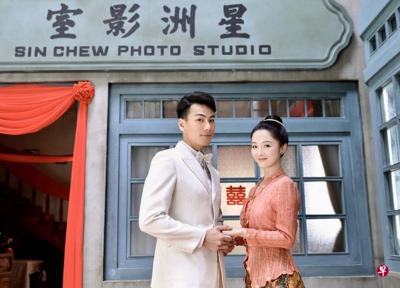 中国版《小娘惹》女主角找了新人肖燕(右)演出,戴向宇则再演出原版的同一角色山本洋介。 中国版《小娘惹》女主角找了新人肖燕(右)演出,戴向宇则再演出原版的同一角色山本洋介。