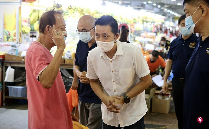 　人民行动党新人叶汉荣（右）向杨厝港居民谢票，并聆听居民有什么需求。（严宣融摄）