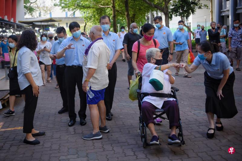 工人党盛港集选区候任议员辣玉莎（左一）、林志蔚（左二）、蔡庆威（左四）以及何廷儒（右一），昨早到鲤河大厦答谢盛港选民时与民众互动。盛港是工人党在本届大选攻下的第二个集选区，这让该党的国会议席从六个增至10个。（海峡时报）