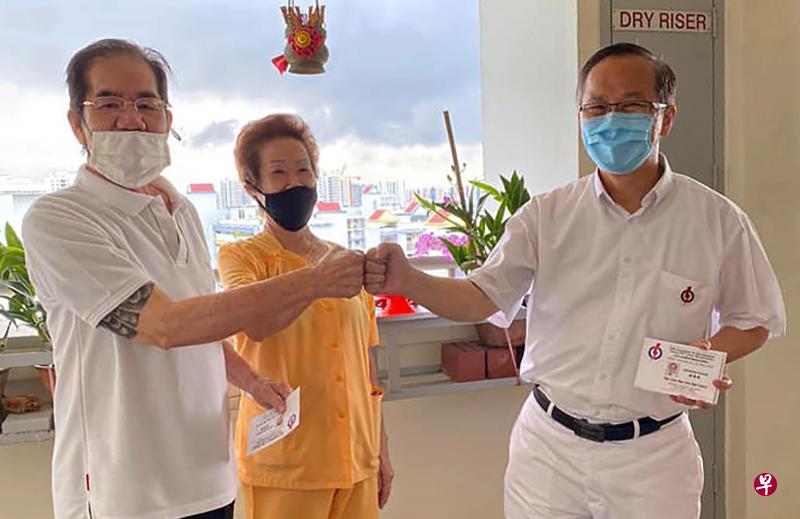 林谋泉(右)说:如果照顾好居民,他们会感激你的。如果他们知道你关心他们而投你一票的话,这就是额外奖励了。(取自林谋泉面簿) 林谋泉(右)说:如果照顾好居民,他们会感激你的。如果他们知道你关心他们而投你一票的话,这就是额外奖励了。(取自林谋泉面簿)