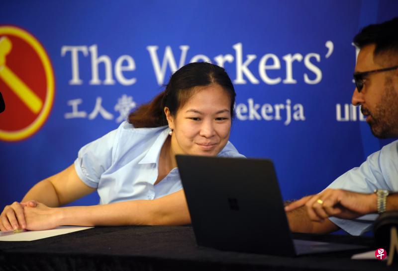 工人党秘书长毕丹星(右)和领军盛港集选区团队的何廷儒在记者会上浏览媒体代表的视讯提问。(海峡时报) 工人党秘书长毕丹星(右)和领军盛港集选区团队的何廷儒在记者会上浏览媒体代表的视讯提问。(海峡时报)