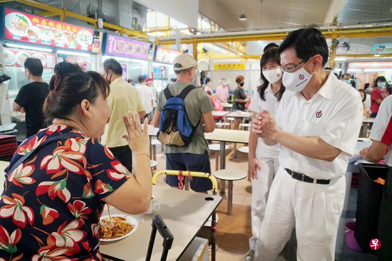 副总理兼财政部长王瑞杰前天带领团队到东海岸集选区内多个巴刹与熟食中心谢票，并向居民问好。（取自王瑞杰面簿）