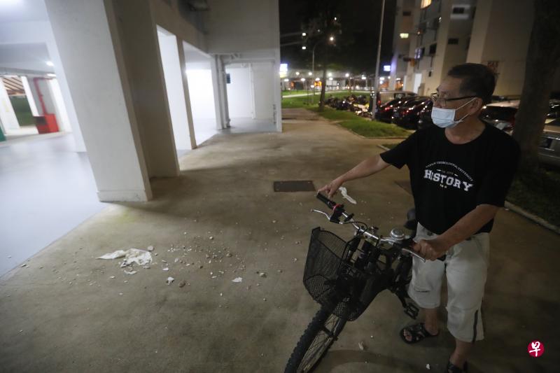 石灰块从11楼屋檐飞坠而下,险些砸中居民。 吴先生当时恰好经过,事后想起依然心有余悸。 石灰块从11楼屋檐飞坠而下,险些砸中居民。 吴先生当时恰好经过,事后想起依然心有余悸。