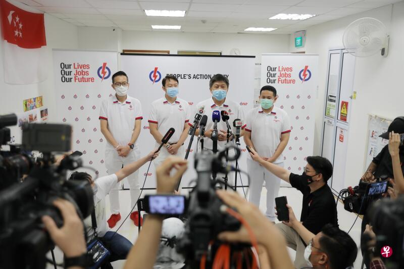 人民行动党盛港竞选团队将一起评估战果、重组团队,以及思考未来计划;李显龙总理鼓励他们继续以不同的方式为民服务,“努力赢回盛港集选区”。(海峡时报档案照) 人民行动党盛港竞选团队将一起评估战果、重组团队,以及思考未来计划;李显龙总理鼓励他们继续以不同的方式为民服务,“努力赢回盛港集选区”。(海峡时报档案照)