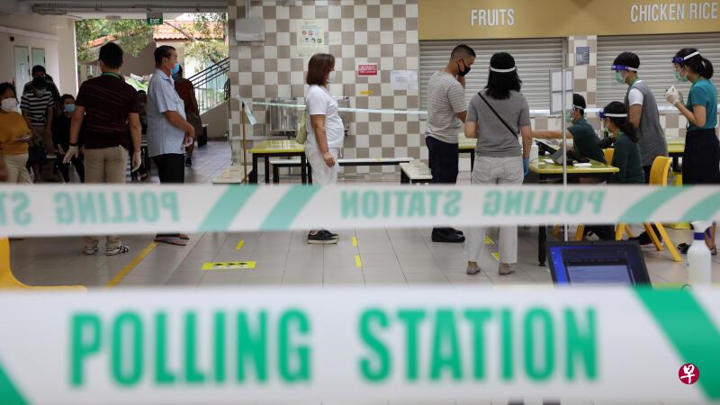 投票日全国数个投票站出现人龙,许多选民批评投票安排欠妥。(邝启聪摄) 投票日全国数个投票站出现人龙,许多选民批评投票安排欠妥。(邝启聪摄)