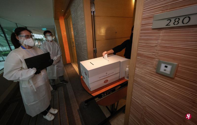 根据规定,在指定设施遵守居家通知的选民,须在客房内完成投票程序。选举官会把选票送到客房,并在确认选民身份后将选票交给对方。选票画好后将投入统一的票箱送到中央计票中心点算,所遵循的是海外选票的点算程序。(档案照片) 根据规定,在指定设施遵守居家通知的选民,须在客房内完成投票程序。选举官会把选票送到客房,并在确认选民身份后将选票交给对方。选票画好后将投入统一的票箱送到中央计票中心点算,所遵循的是海外选票的点算程序。(档案照片)