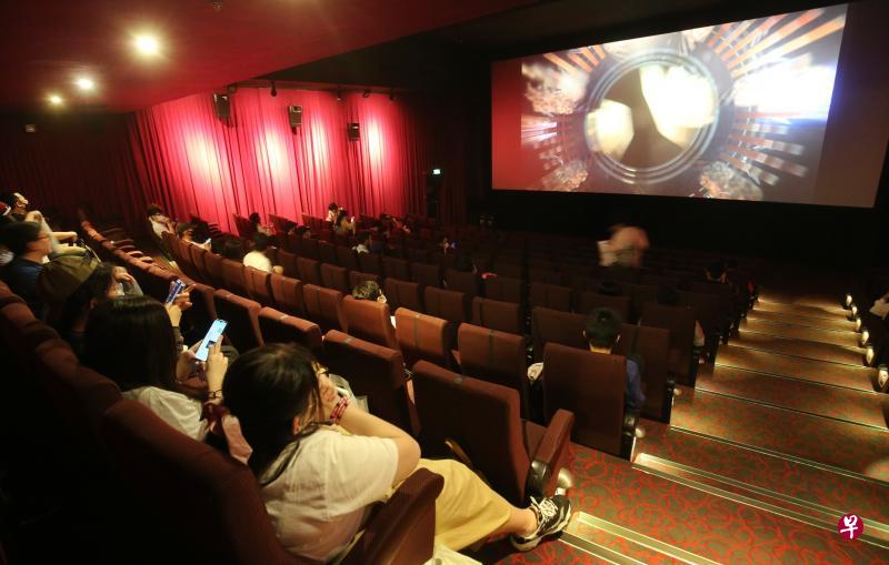 本地戏院昨天重开,每组观众间须保持一米距离,电影院也实行隔行而坐,确保观众间的安全距离。图为嘉华院线昨晚放映的日本动漫电影,50人为限的座位满座。(谢智扬摄) 本地戏院昨天重开,每组观众间须保持一米距离,电影院也实行隔行而坐,确保观众间的安全距离。图为嘉华院线昨晚放映的日本动漫电影,50人为限的座位满座。(谢智扬摄)