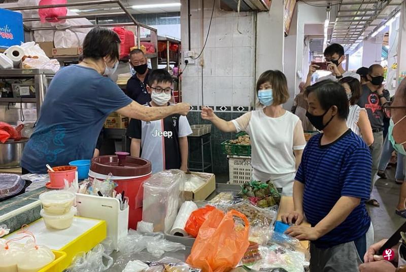 为了更好地服务选民,丰加北区候任议员、环境及水源部兼卫生部高级政务部长许连碹博士(右二)觅得另一个场所接见选民,她也计划举办每月一次的网上交流会。(取自许连碹面簿) 为了更好地服务选民,丰加北区候任议员、环境及水源部兼卫生部高级政务部长许连碹博士(右二)觅得另一个场所接见选民,她也计划举办每月一次的网上交流会。(取自许连碹面簿)