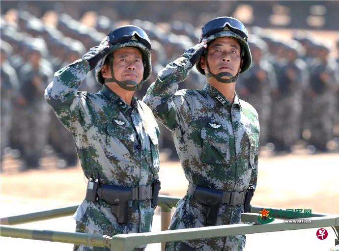 2017年7月举行的朱日和阅兵中，付文化（左）担任装备保障方队领队，接受检阅。