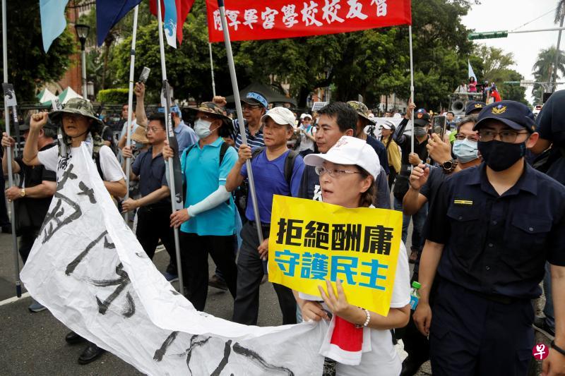 一些民众在立法院外示威,反对陈菊出任监察院院长。(路透社) 一些民众在立法院外示威,反对陈菊出任监察院院长。(路透社)