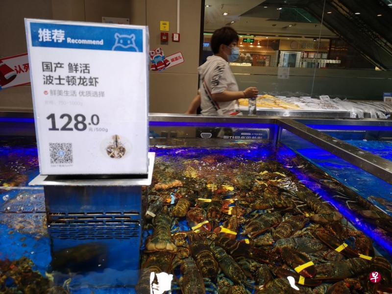 进口鱼虾先后与冠病病毒扯上关系,中国的海鲜销售商纷纷改为主打“国货”。图为北京一家盒马生鲜超市里,展示牌上特别标明“国产波士顿龙虾”。(孟丹丹摄) 进口鱼虾先后与冠病病毒扯上关系,中国的海鲜销售商纷纷改为主打“国货”。图为北京一家盒马生鲜超市里,展示牌上特别标明“国产波士顿龙虾”。(孟丹丹摄)