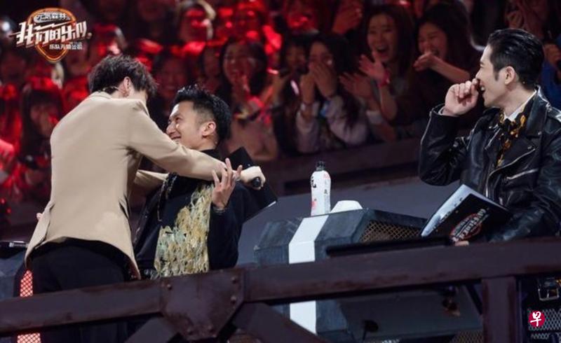 王俊凯(左)“壁咚”谢霆锋(中),萧敬腾在一旁微笑看戏。(图片截自视频) 王俊凯(左)“壁咚”谢霆锋(中),萧敬腾在一旁微笑看戏。(图片截自视频)