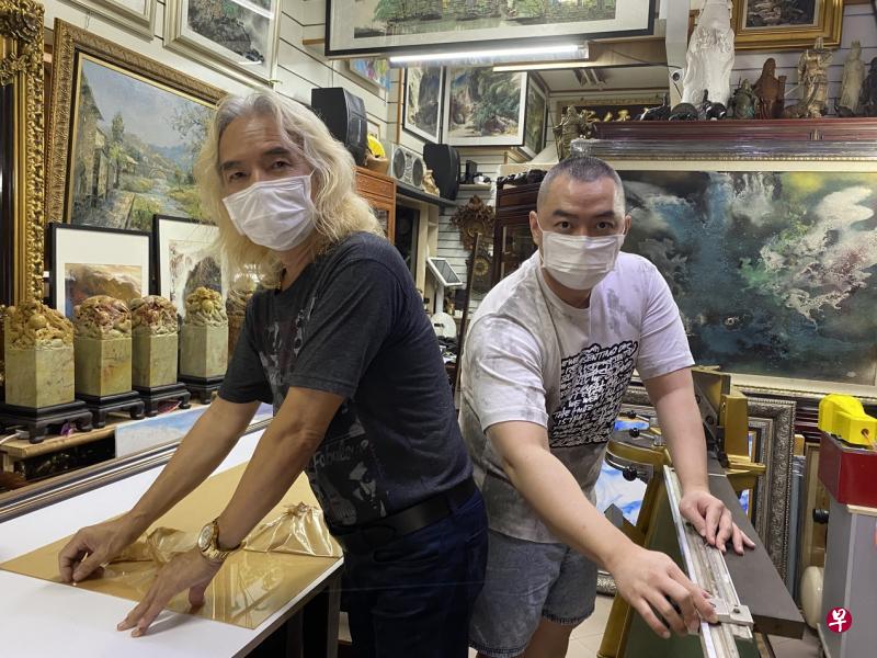 吴维斯(图右)自小看着父亲吴圣平(图左)雕刻、挥墨长大,耳濡目染下也爱上这门技艺。(陈慧琳摄) 吴维斯(图右)自小看着父亲吴圣平(图左)雕刻、挥墨长大,耳濡目染下也爱上这门技艺。(陈慧琳摄)