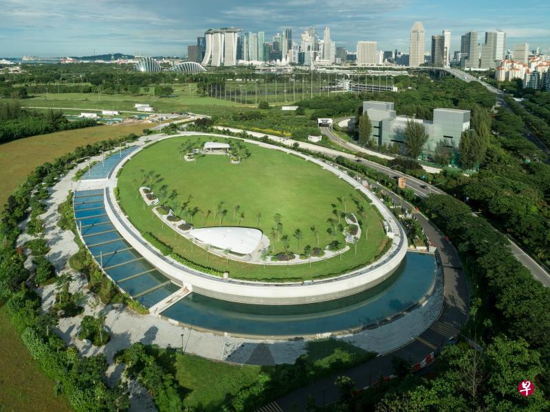位于市中心的吉宝滨海东海水淡化厂已正式启用，淡化海水设施建于地下，顶层约两公顷的绿坪则开放给公众进行休闲活动。（吉宝提供）