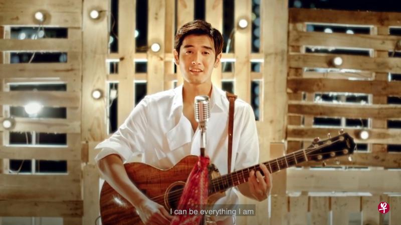 今年国庆庆典主题曲《活出精彩》昨天正式在社交媒体上公开,演唱者为本地艺人向洋。(国庆主题曲视频截图) 今年国庆庆典主题曲《活出精彩》昨天正式在社交媒体上公开,演唱者为本地艺人向洋。(国庆主题曲视频截图)