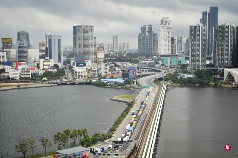 新加坡与马来西亚同意逐步恢复部分人员往来,下个月10日起推行“互惠绿色通道”和“周期性通勤安排”,分别允许必要的商务和公务人员,以及持长期证件的两国人民往返新马。(海峡时报档案照片) 新加坡与马来西亚同意逐步恢复部分人员往来,下个月10日起推行“互惠绿色通道”和“周期性通勤安排”,分别允许必要的商务和公务人员,以及持长期证件的两国人民往返新马。(海峡时报档案照片)