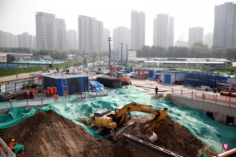 中国复工复产复商复市加快推进,第二季度国内生产总值同比增长3.2%,超出预期。图为复工的员工今天在北京一个施工地点工作。(路透社) 中国复工复产复商复市加快推进,第二季度国内生产总值同比增长3.2%,超出预期。图为复工的员工今天在北京一个施工地点工作。(路透社)