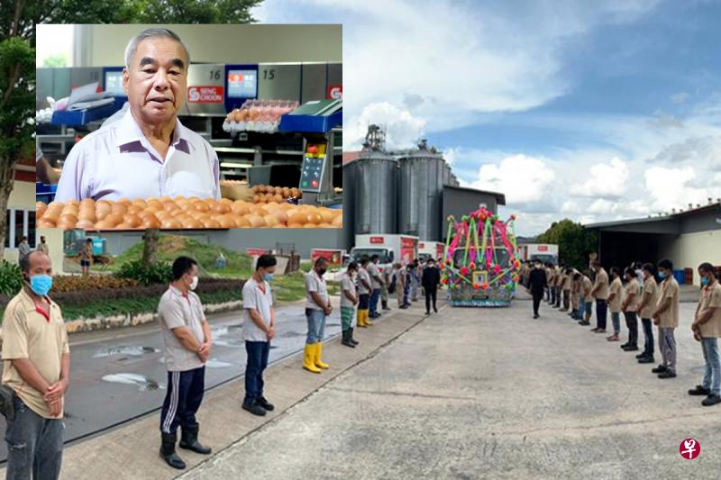 灵柩车在出殡当天先到农场绕场一圈,员工们保持着一米的安全距离,向老雇主许瑞来鞠躬道别。(受访者提供) 灵柩车在出殡当天先到农场绕场一圈,员工们保持着一米的安全距离,向老雇主许瑞来鞠躬道别。(受访者提供)