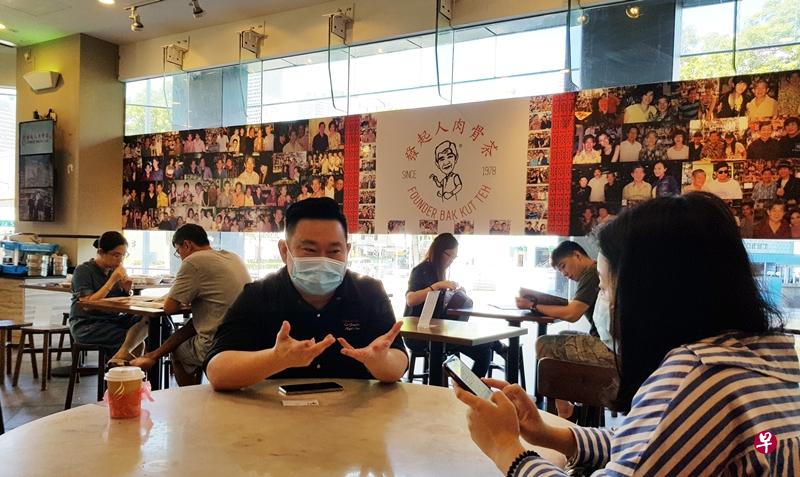 发起人肉骨茶第二代店主蔡正坤受访时,一度哽咽落泪。(蔡振鸿摄) 发起人肉骨茶第二代店主蔡正坤受访时,一度哽咽落泪。(蔡振鸿摄)