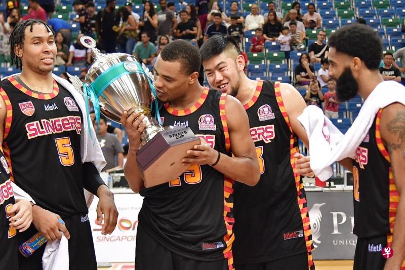 2019年2月,新加坡腾飞之狮在亚细安职业篮球赛中以81比44战胜马来西亚猛龙,捧起海峡杯。(档案照片) 2019年2月,新加坡腾飞之狮在亚细安职业篮球赛中以81比44战胜马来西亚猛龙,捧起海峡杯。(档案照片)