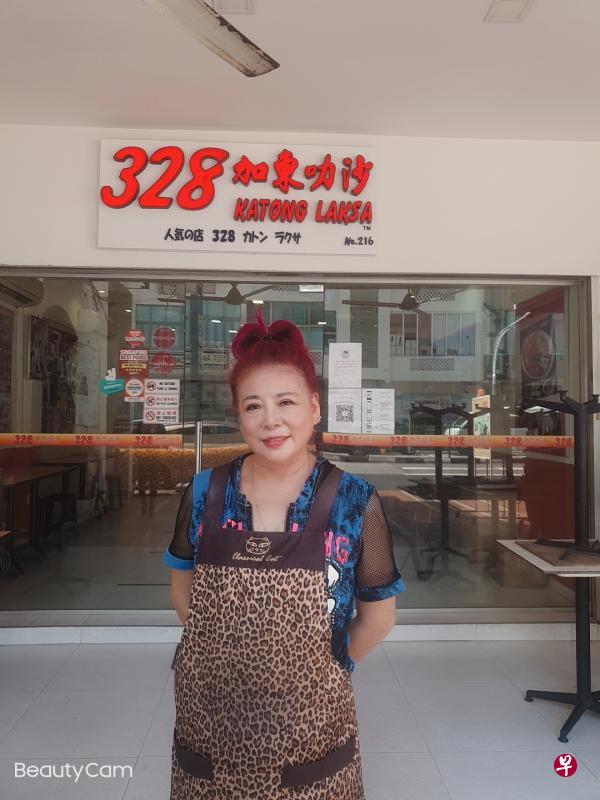 328加东叻沙沙创办人林露茜:网上订餐系统有助于简化订餐过程,同时减少接触与感染病毒的风险。食客可在网上付款,再到餐厅取餐。(受访者提供,摄于3月初) 328加东叻沙沙创办人林露茜:网上订餐系统有助于简化订餐过程,同时减少接触与感染病毒的风险。食客可在网上付款,再到餐厅取餐。(受访者提供,摄于3月初)