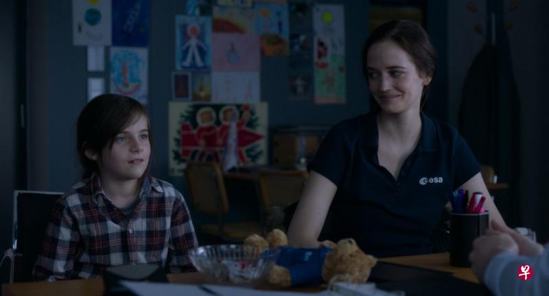 法国女星依娃葛林(右)在《星星知我心》里扮演一名单亲妈妈兼太空人。(主办方提供) 法国女星依娃葛林(右)在《星星知我心》里扮演一名单亲妈妈兼太空人。(主办方提供)