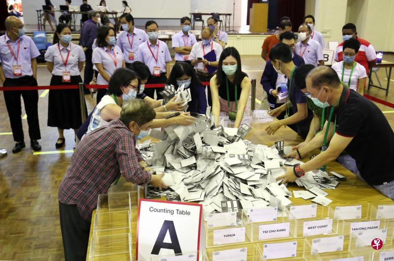 选举官员在各政党代表见证下,把不同站点的海外选票掺在一起,然后开始点算。(李健玮摄) 选举官员在各政党代表见证下,把不同站点的海外选票掺在一起,然后开始点算。(李健玮摄)