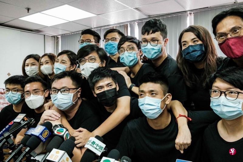 包括黄之锋(前排左一)在内的本土派,昨天誓言将抵制《香港国安法》。(法新社) 包括黄之锋(前排左一)在内的本土派,昨天誓言将抵制《香港国安法》。(法新社)